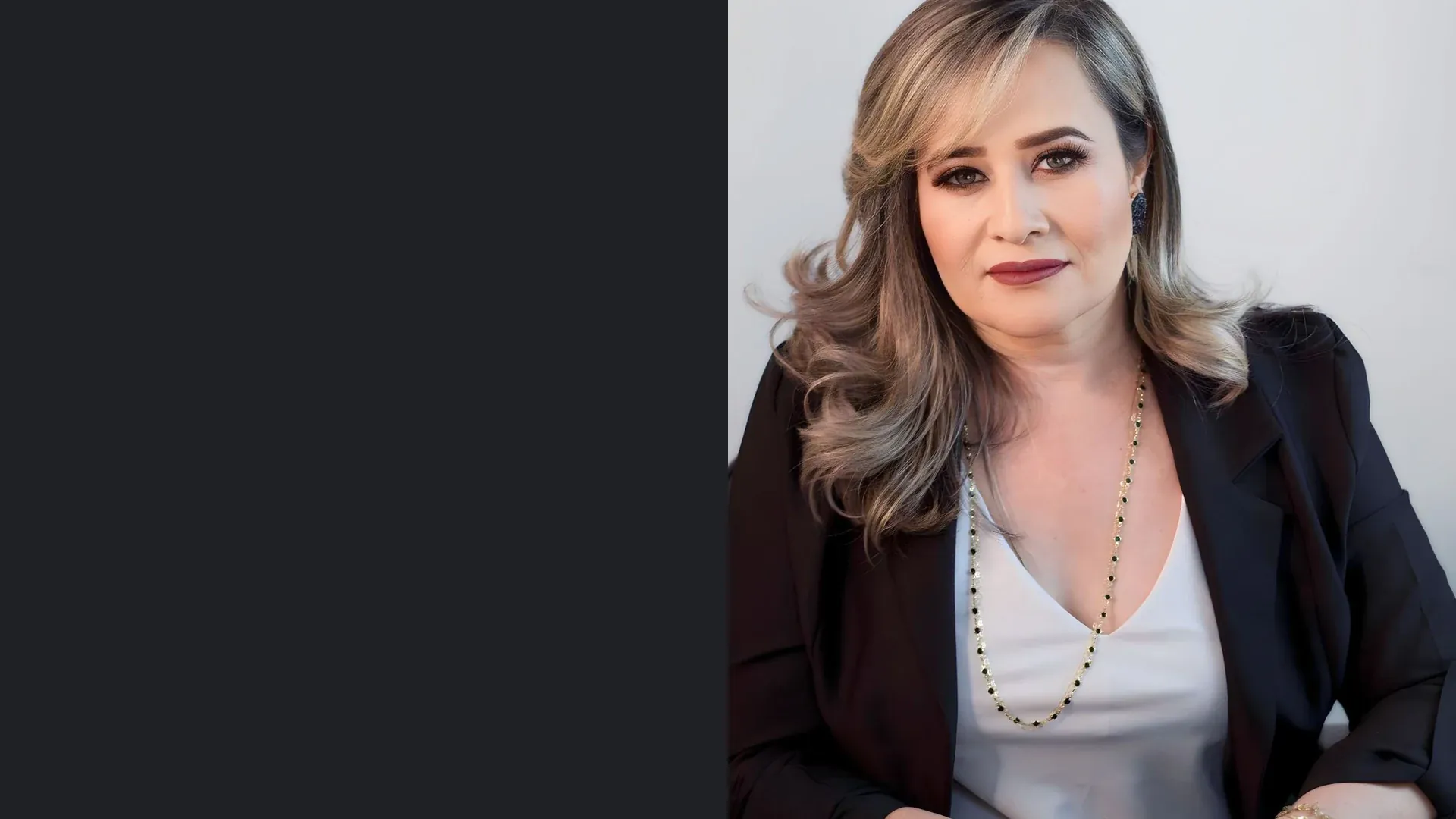 Retrato da Dra. Flávia Claudino, advogada previdenciária