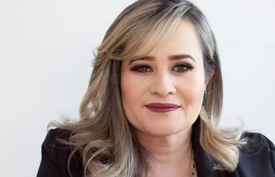Dra. Flávia Claudino, advogada previdenciária, pronta para orientar sobre aposentadoria