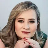 Retrato da Dra. Flávia Claudino, advogada previdenciária